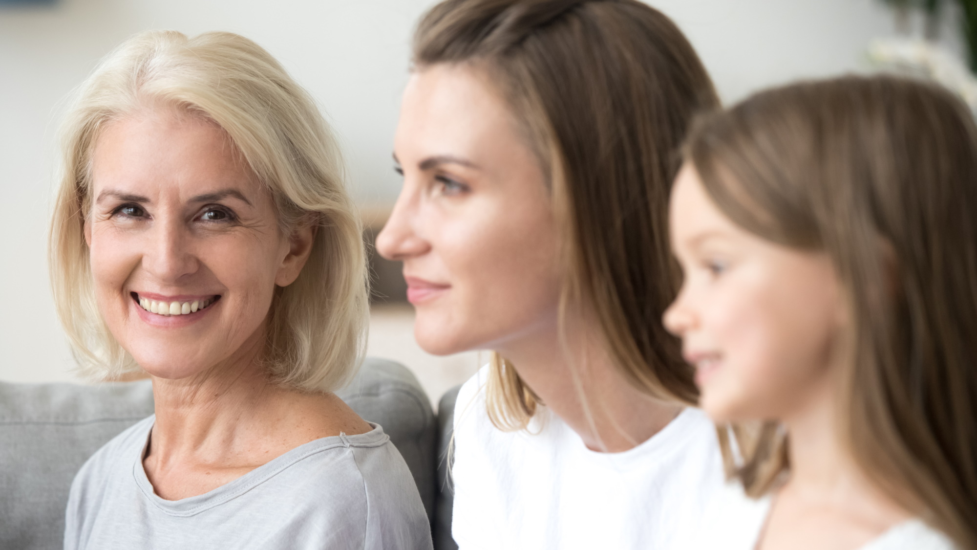 3 Generationen: Oma, Mutter, Tochter 