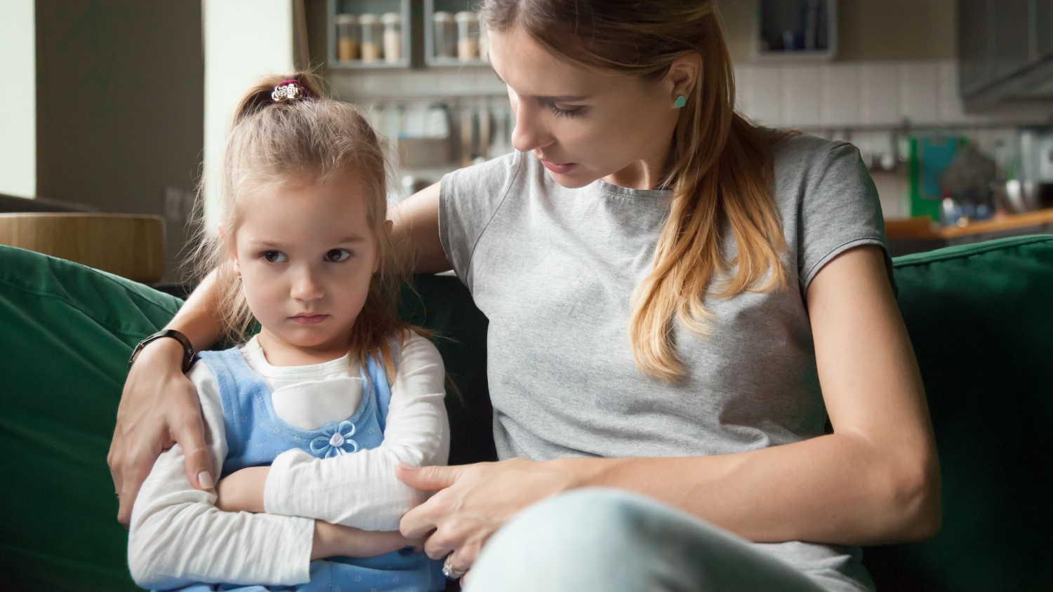 Mutter tröstet trauriges Mädchen