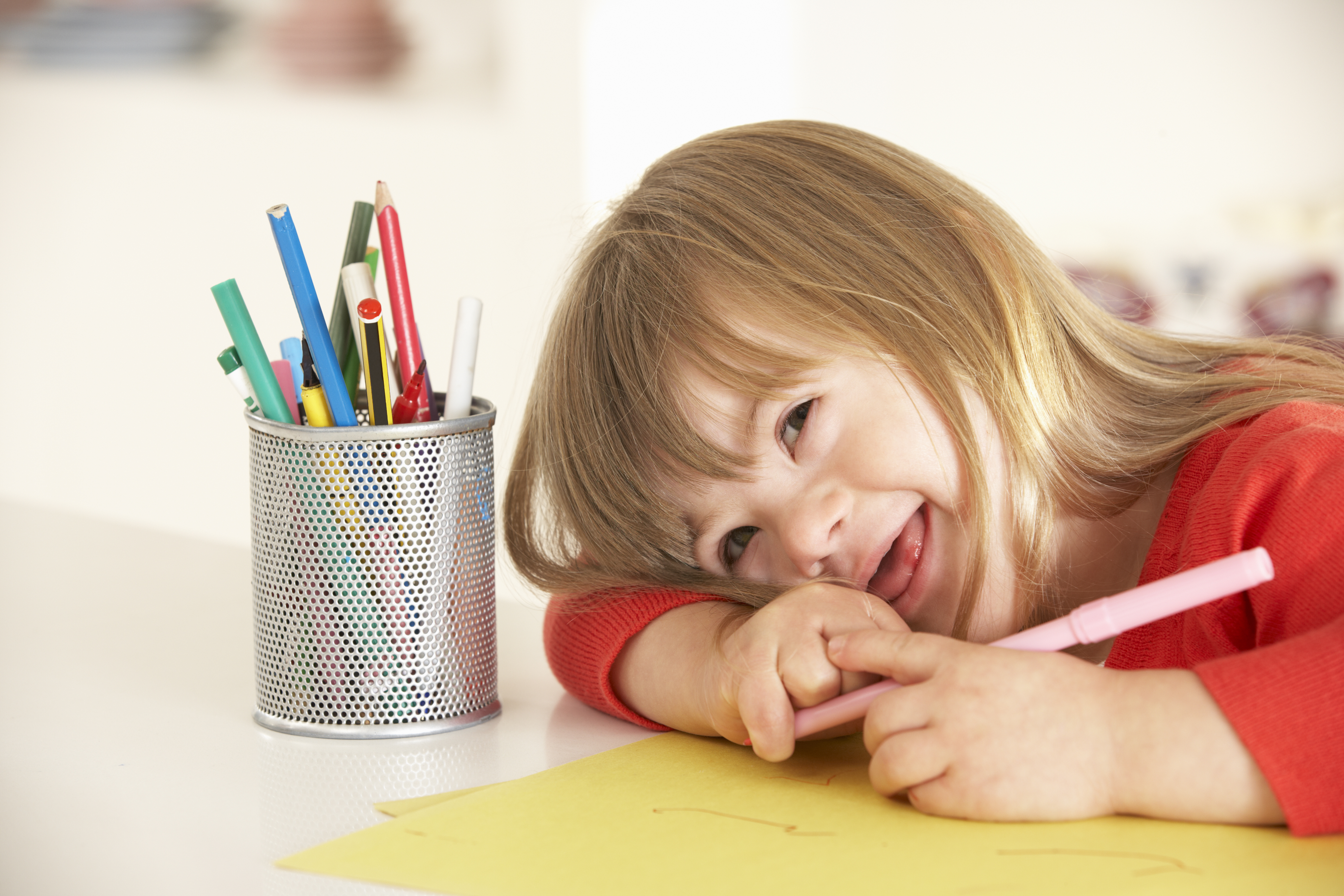 kleines Mädchen mit Down-Syndrom